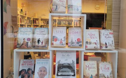 Foto vom Fenster mit ausgestellten Büchern