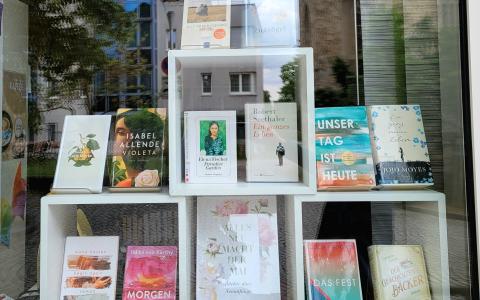 Bild vom Schaufenster mit ausgestellten Büchern