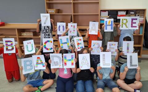 Kinder mit gestalteten Schriftzug 70 Jahre BBH