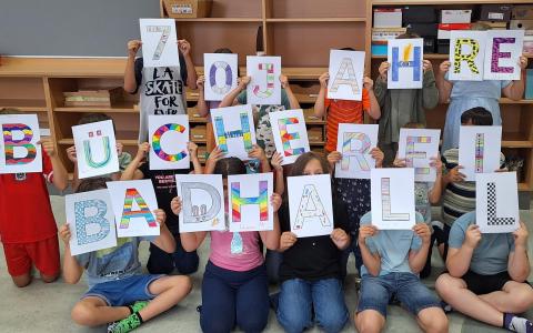 Kinder mit gestalteten Schriftzug 70 Jahre BBH